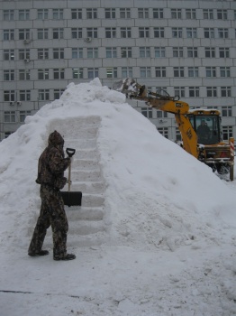 На Заре дружно строят снежный городок