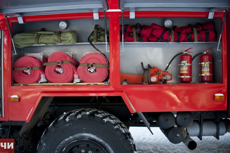 Пожарные лс. ПТВ пожарного автомобиля АЦ-40. ЗИЛ 131 огнетушитель. Отсеки пожарного автомобиля. Оснащение пожарного автомобиля.