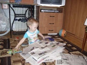 Автор фото Вера Горбунова. «На фото моему сыну два годика – уже в этом возрасте он проявлял интерес к книгам и газетам. Он научился читать в четыре года. Сейчас ему семь лет».