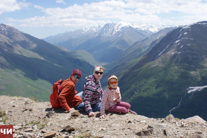 Погода на горе эльбрус на 14. Семья Эльбрус. Восхождение на Эльбрус с детьми. Приэльбрусье с детьми летом. Терскол с детьми.