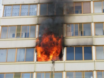Спасаясь от пожара, двое выпрыгнули с 3-го этажа